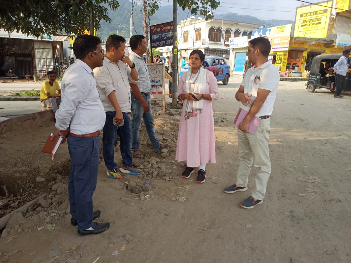 Richa Singh inspected repair work of roads in Haldwani