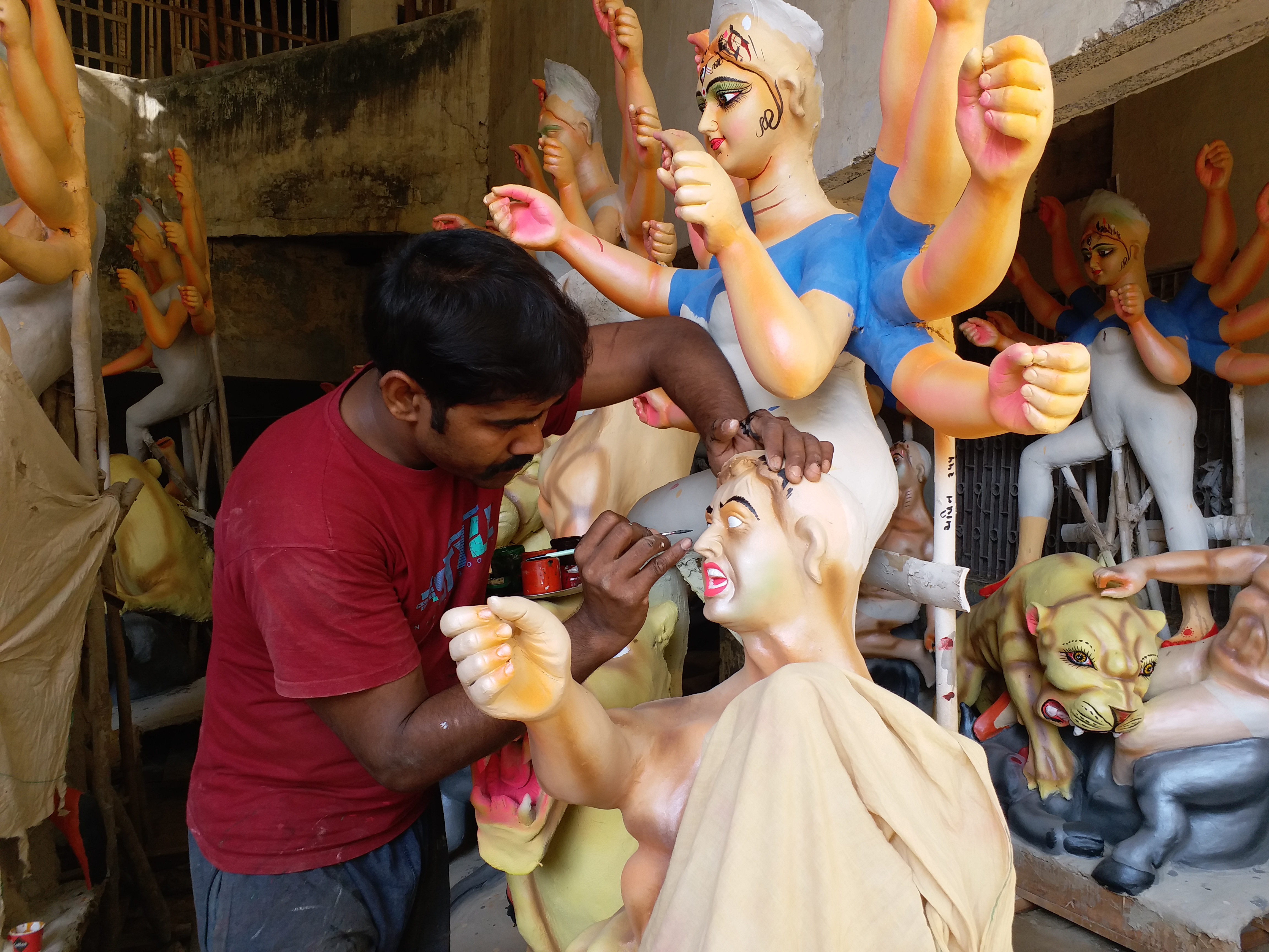 आगरा में देवी मां की मूर्तियां तैयार करता कलाकार