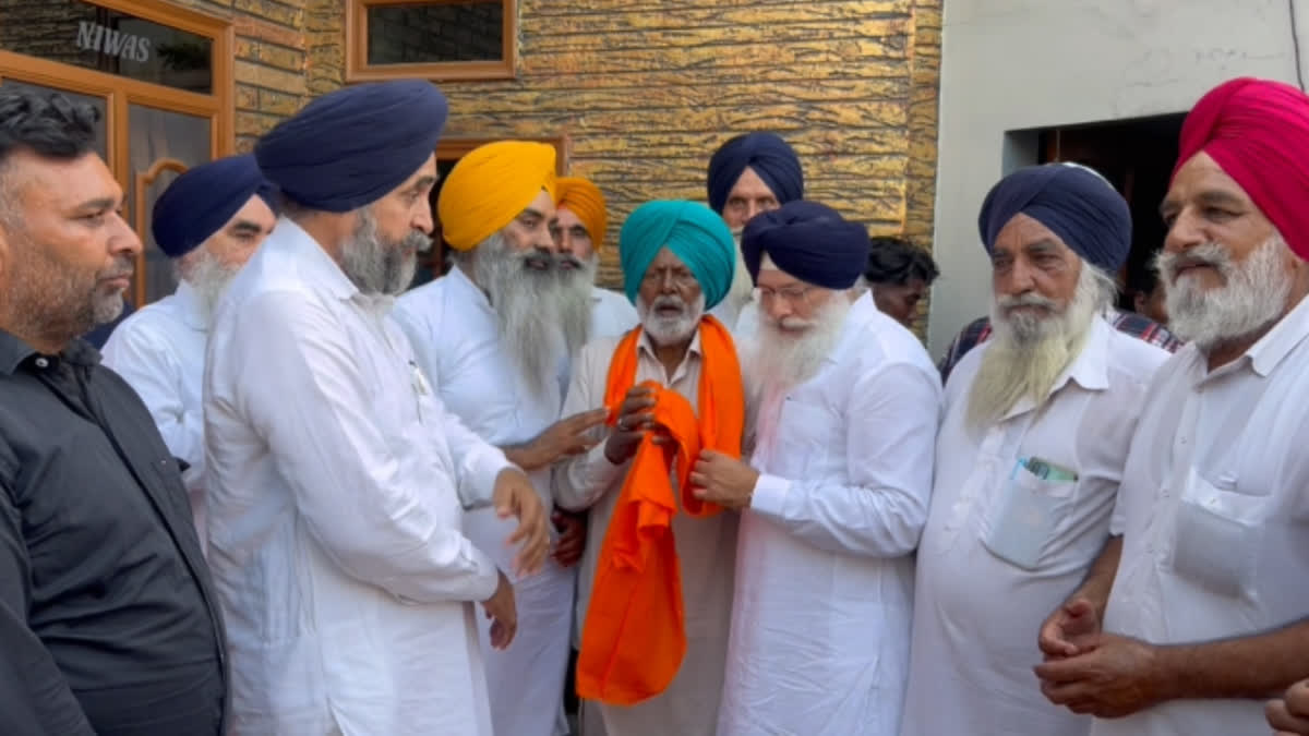 big blow to the Congress in Moga before the panchayat elections, five former members joined the Shiromani Akali Dal