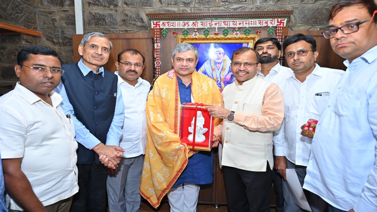 Railway Minister Ashwini Vaishnav Took Sai Darshan