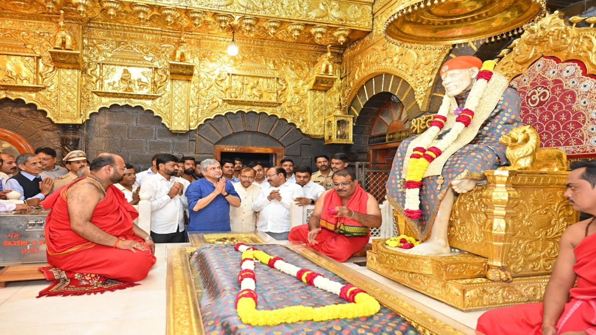 Railway Minister Ashwini Vaishnav Took Sai Darshan