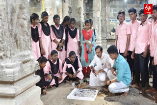 தொல்நடைக் குழு நிறுவுனர் புலவர் காளிராசா மாணவர்களுக்கு கற்றுக் கொடுக்கும் காட்சி