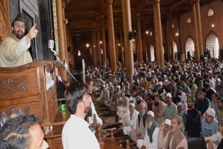 Mirwaiz Umar Farooq delivering Friday sermon at Jamia Masjid, Srinagar