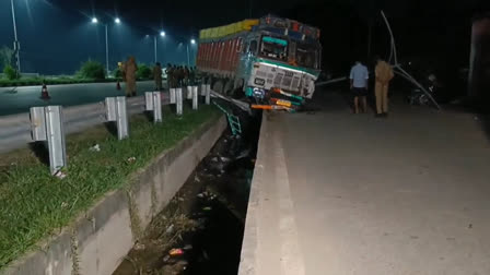 Mirzapur Varanasi Prayagraj National Highway accident 10 workers killed 3 injured Truck collides with tractor trolley