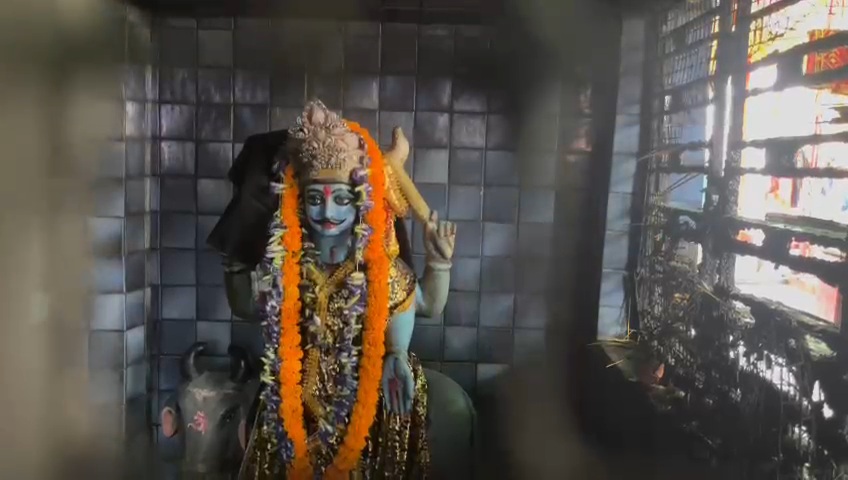 शनि महाराज की प्रतिमा.