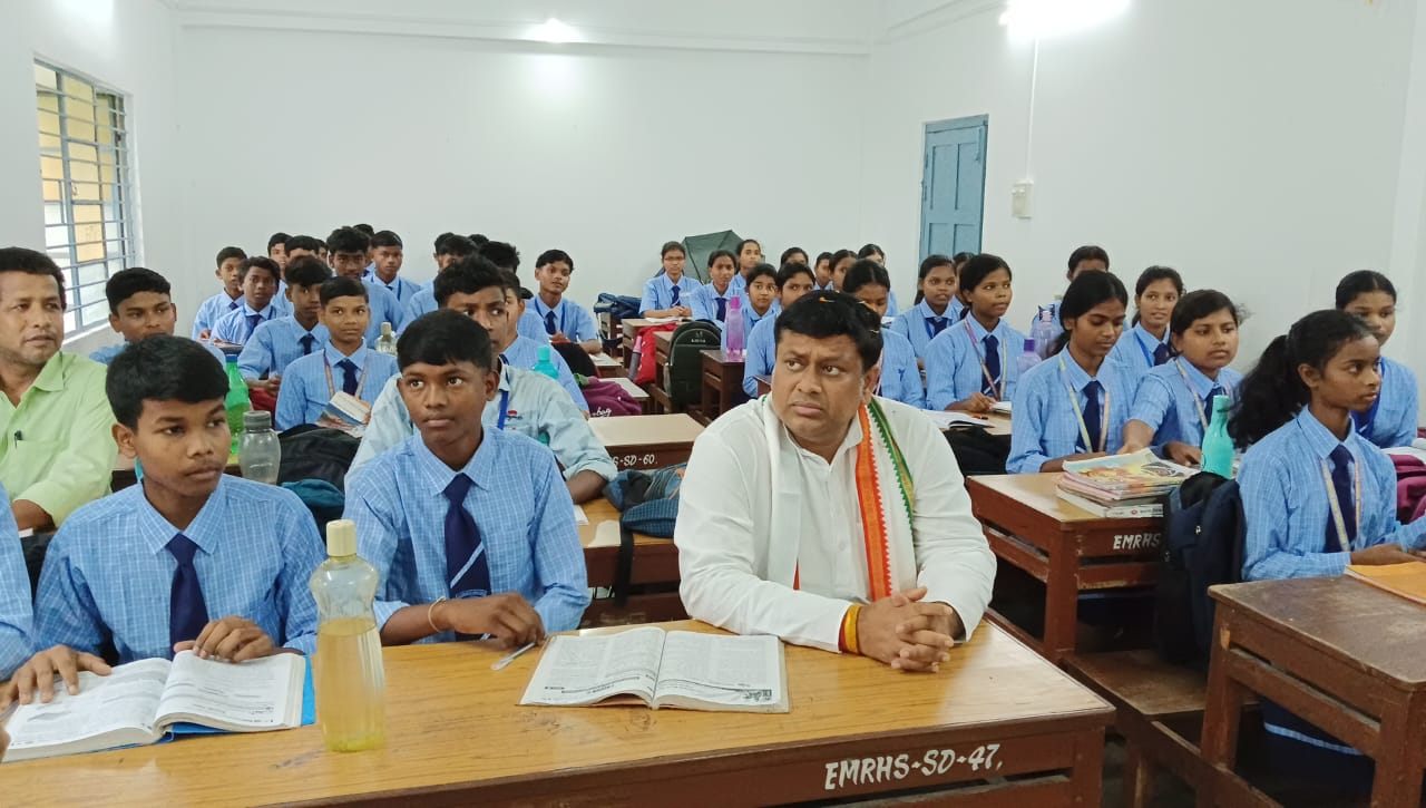 Sukanta Majumdar Conducts Photosynthesis Class