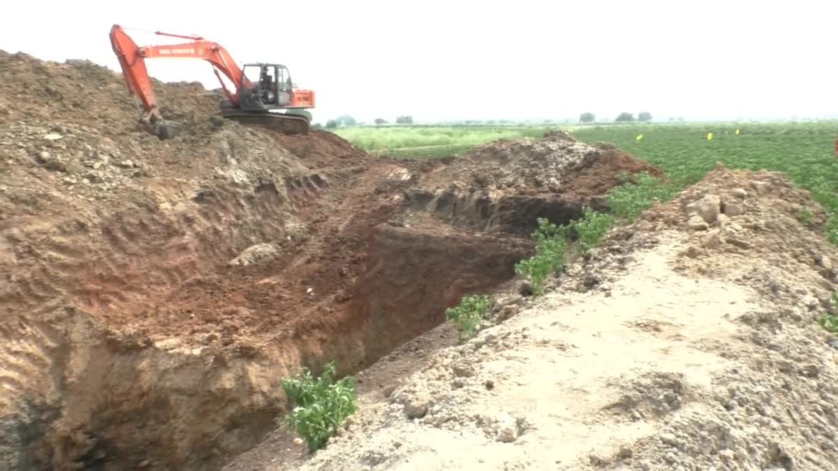 farmers_digging_wells_to_protect_crops