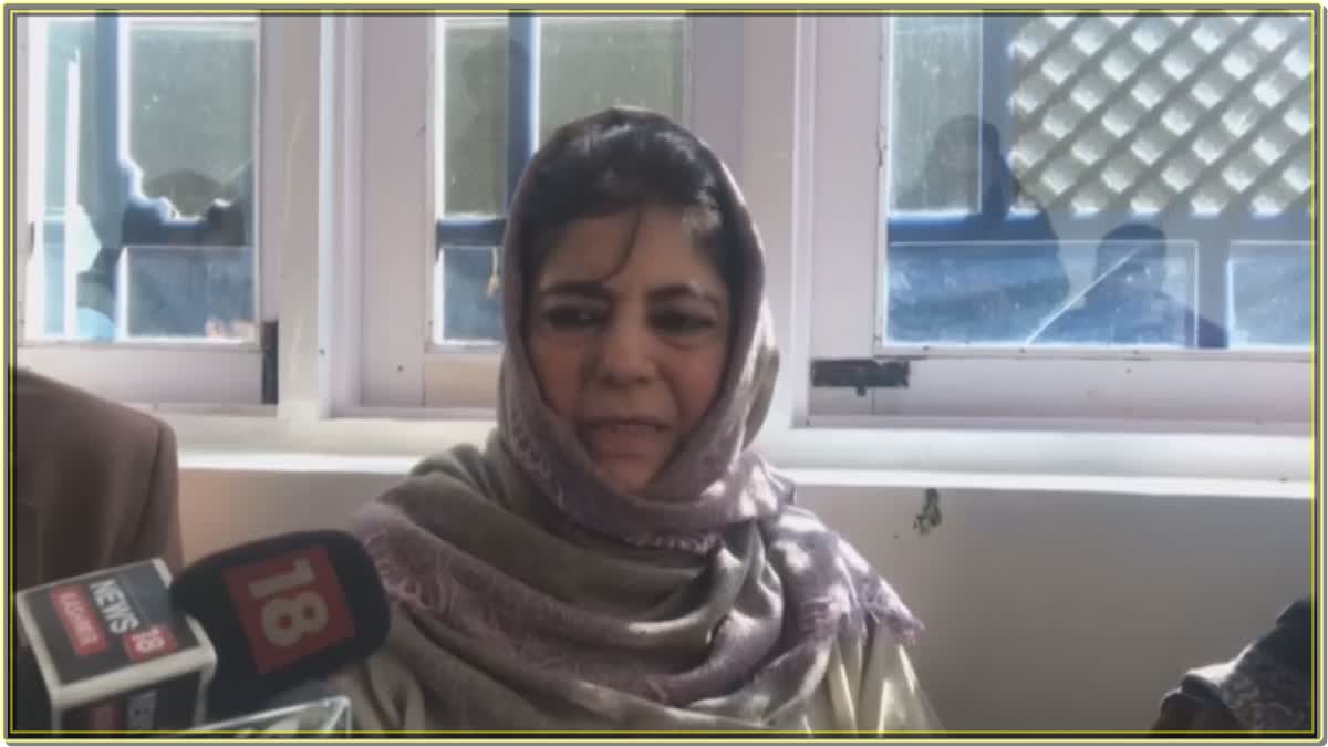 Mehbooba visits family of  Slain cop, demands govt job to next of kin