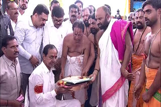 kcr performs pooja to nomination papers today