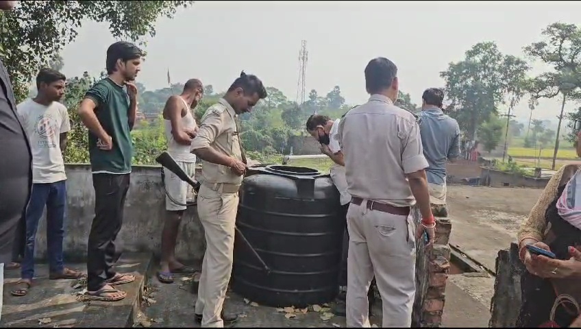 पानी टंकी की जांच करती पुलिस टीम
