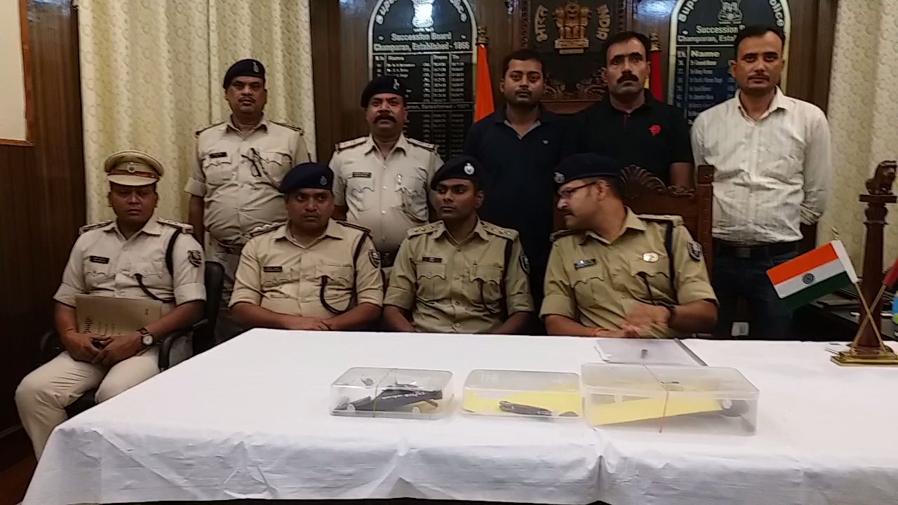 गिरफ्तारी की जानकारी देती पुलिस.