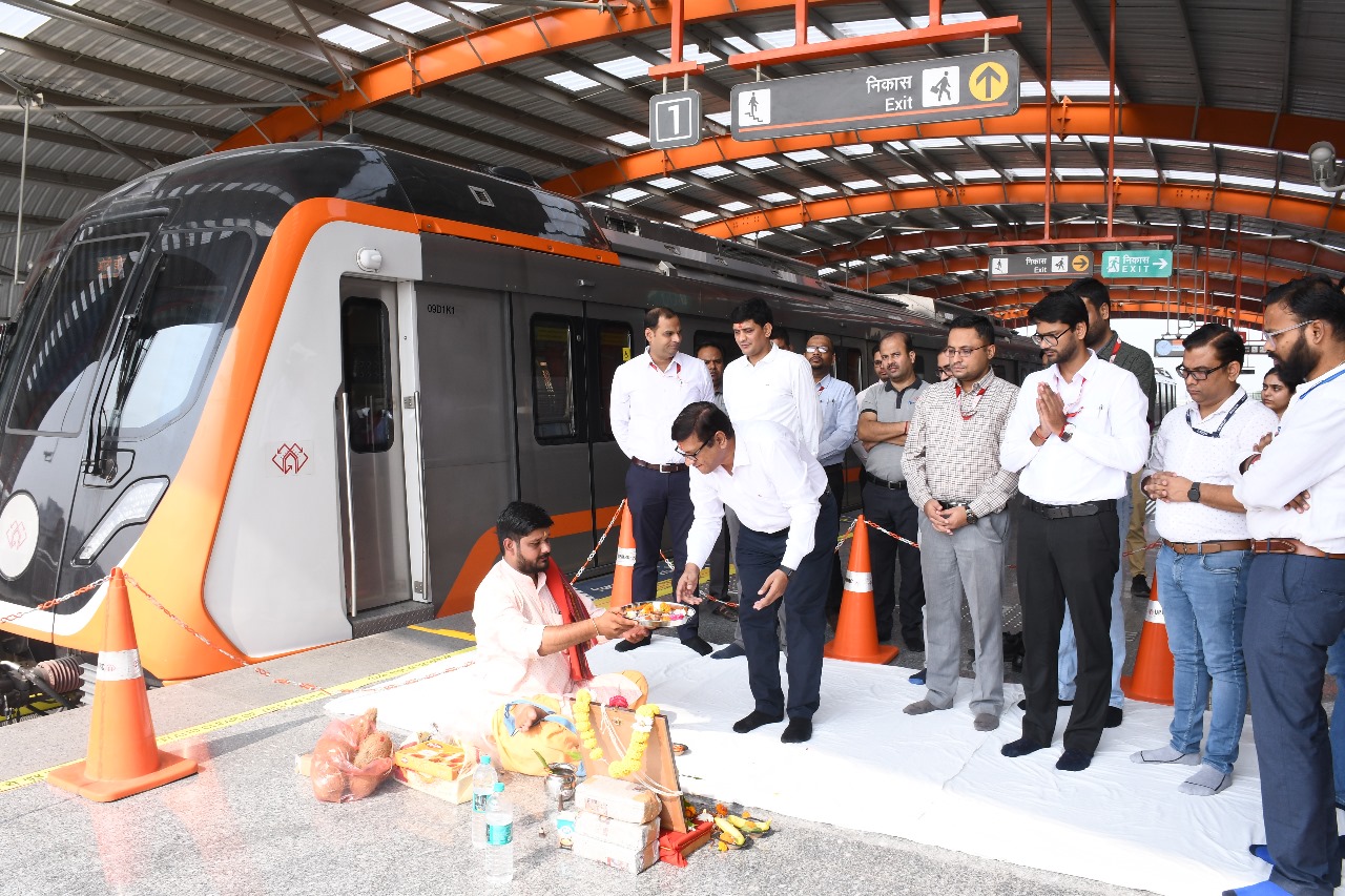 कानपुर में ऑटोमैटिक मोड में मेट्रो संचालन का शुभारंभ करते अफसर.