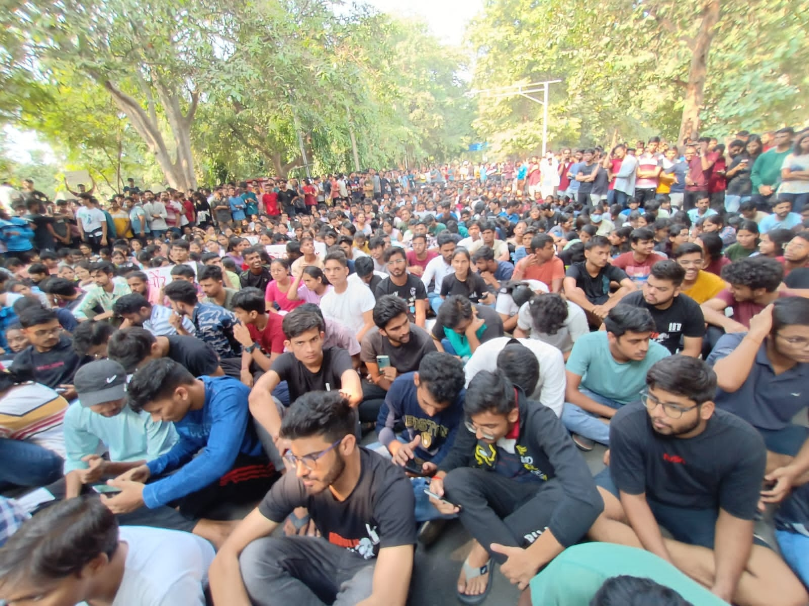 बीएचयू के छात्रों ने छेड़खानी के विरोध में दिया था धरना.