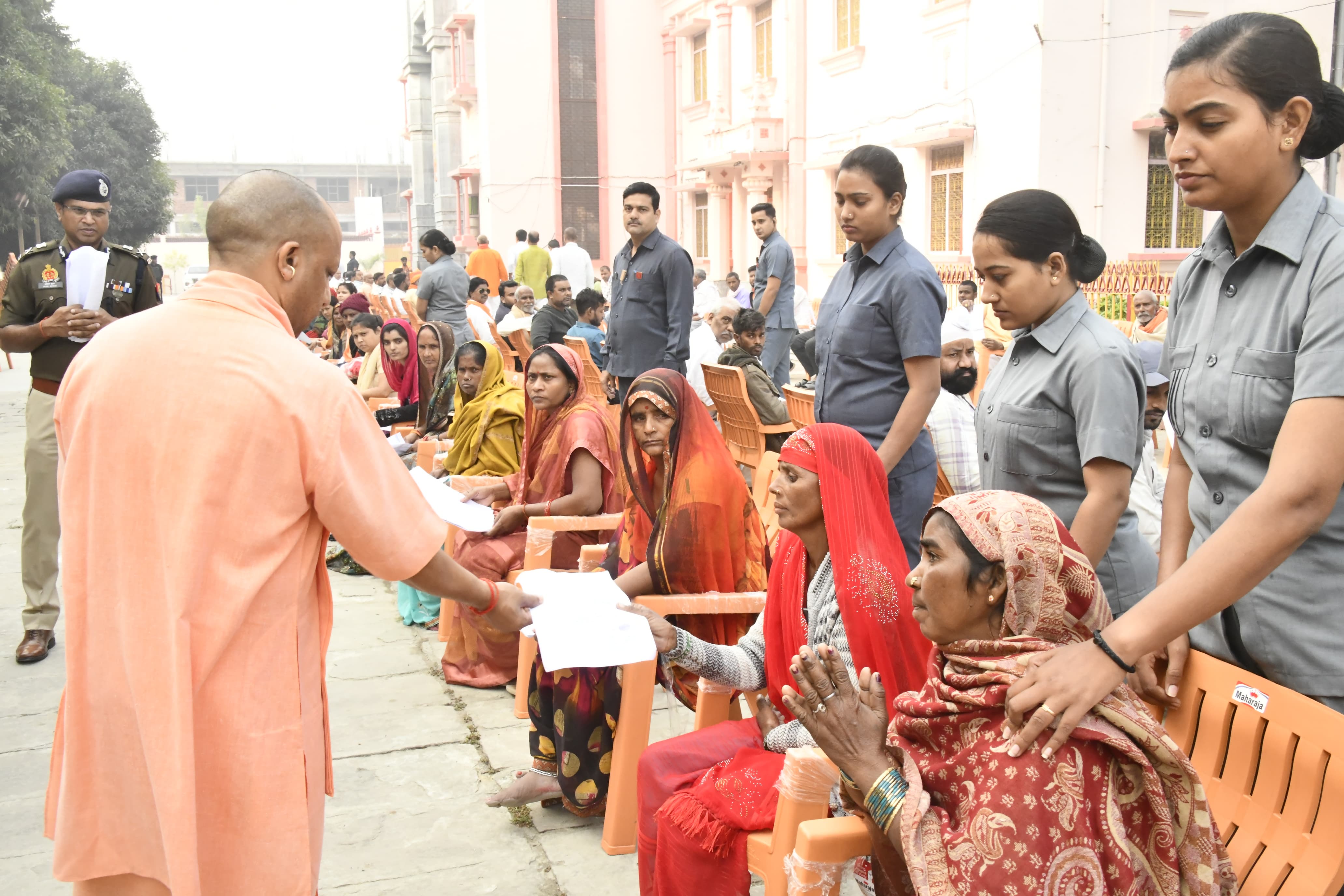 गोरखनाथ मंदिर में जनता दर्शन में जुटे करीब 300 लोगों से सीएम योगी मिले