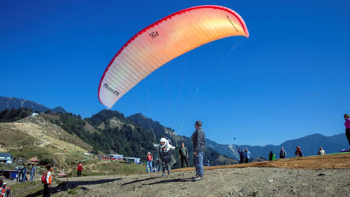 A Polish paraglider is stranded in Himachal Pradesh's Kangra after a mid-air collision. Rescue efforts are underway.