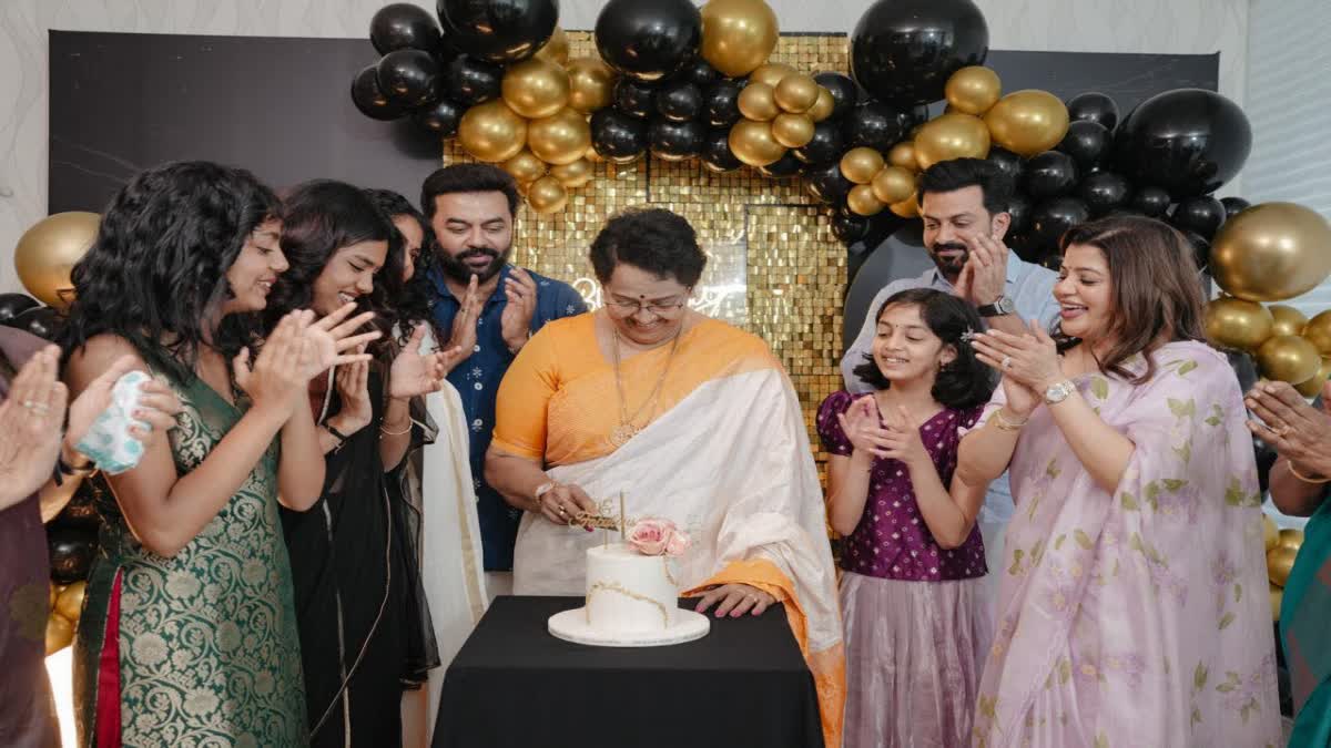 MALLIKA SUKUMARAN  MALLIKA BIRTHDAY CELEBRATION  മല്ലിക സുകുമാരന്‍ പിറന്നാള്‍  മല്ലിക സുകുമാരന്‍ കുടുംബം