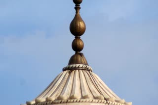 The urn on the top of main dome at Taj Mahal