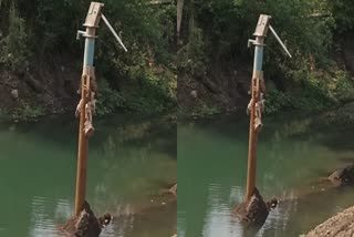 HAND PUMP HANGING 20 FEET