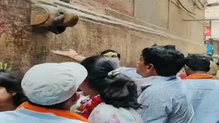 बांके बिहारी मंदिर में श्रद्धालु