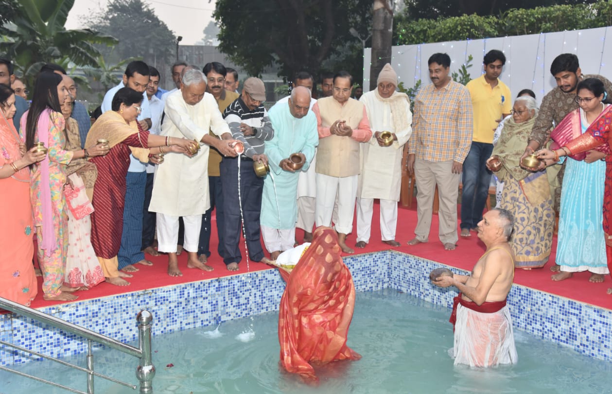 नीतीश कुमार छठ पर अर्घ्य देते