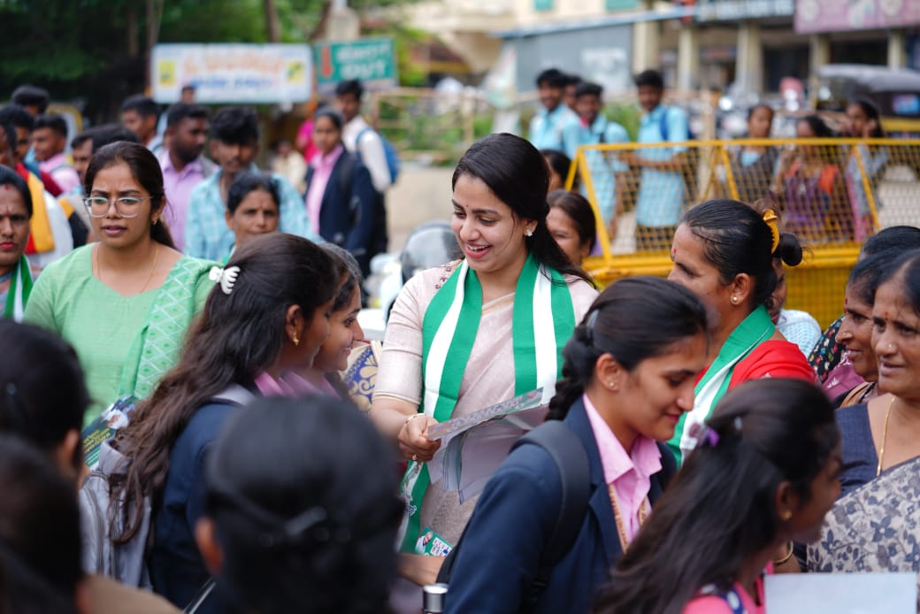 ನಿಖಿಲ್ ಕುಮಾರಸ್ವಾಮಿ ಪರ ಪತ್ನಿ ರೇವತಿ ಪ್ರಚಾರ