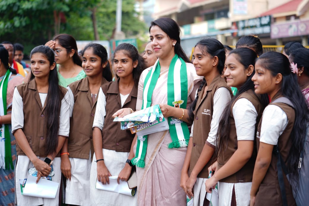 ನಿಖಿಲ್ ಕುಮಾರಸ್ವಾಮಿ ಪರ ಪತ್ನಿ ರೇವತಿ ಪ್ರಚಾರ