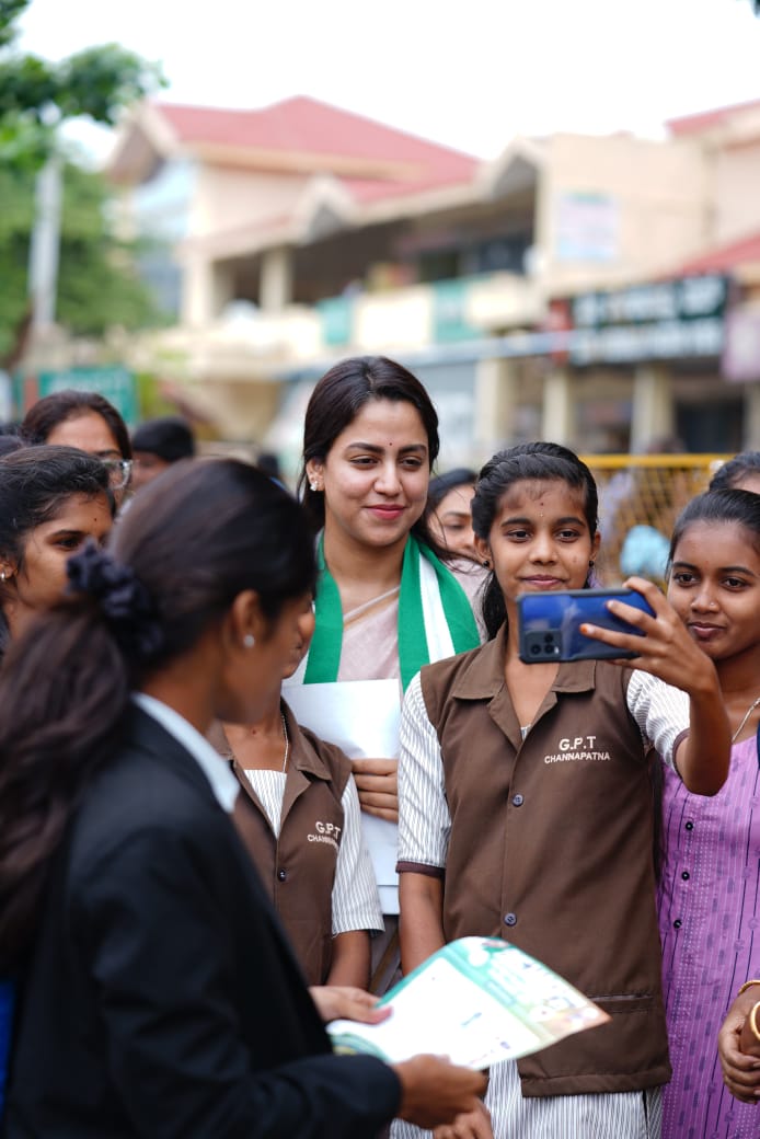 ನಿಖಿಲ್ ಕುಮಾರಸ್ವಾಮಿ ಪರ ಪತ್ನಿ ರೇವತಿ ಪ್ರಚಾರ