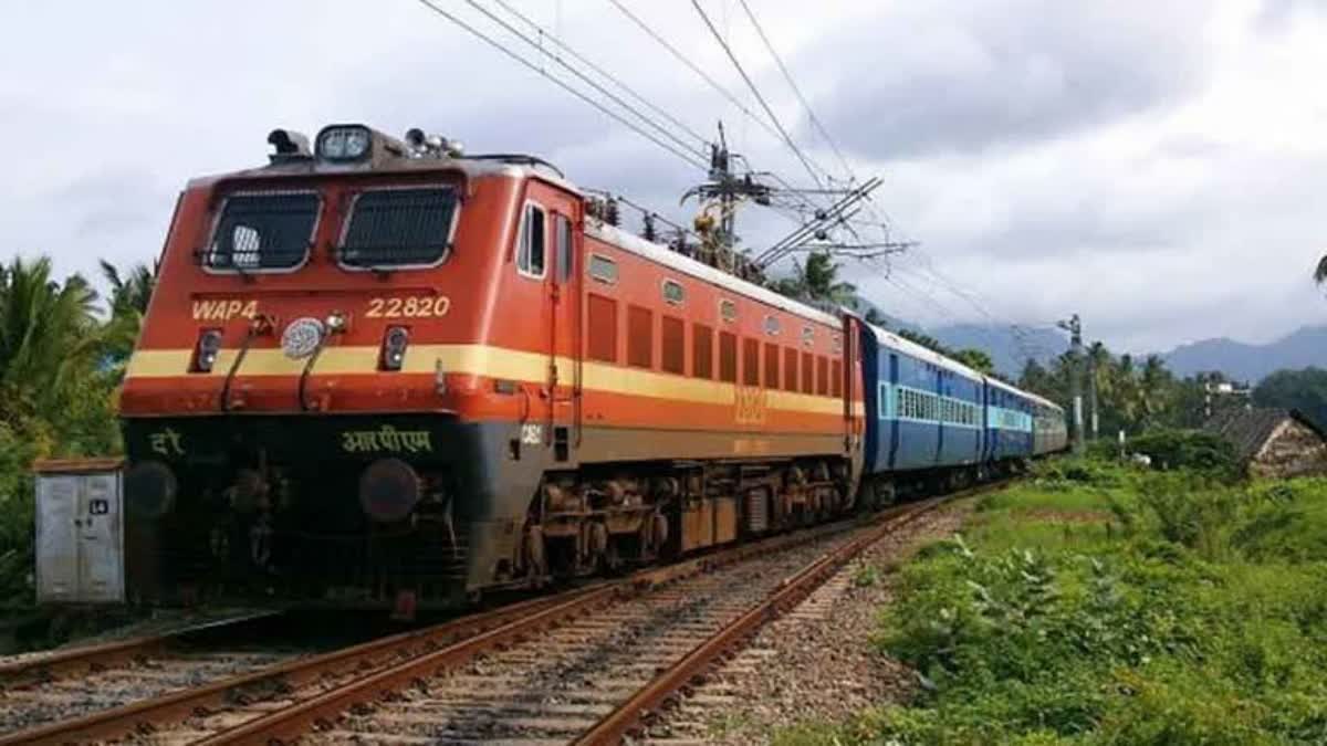 Cyclone Michaung, which is brewing over the Bay of Bengal, has forced authorities to Cancel trains on Different Routes,ചെന്നൈ തീരത്തെ മിഷോങ് ചുഴലിക്കാറ്റ് : ട്രെയിന്‍ സര്‍വീസുകള്‍ റദ്ദാക്കി