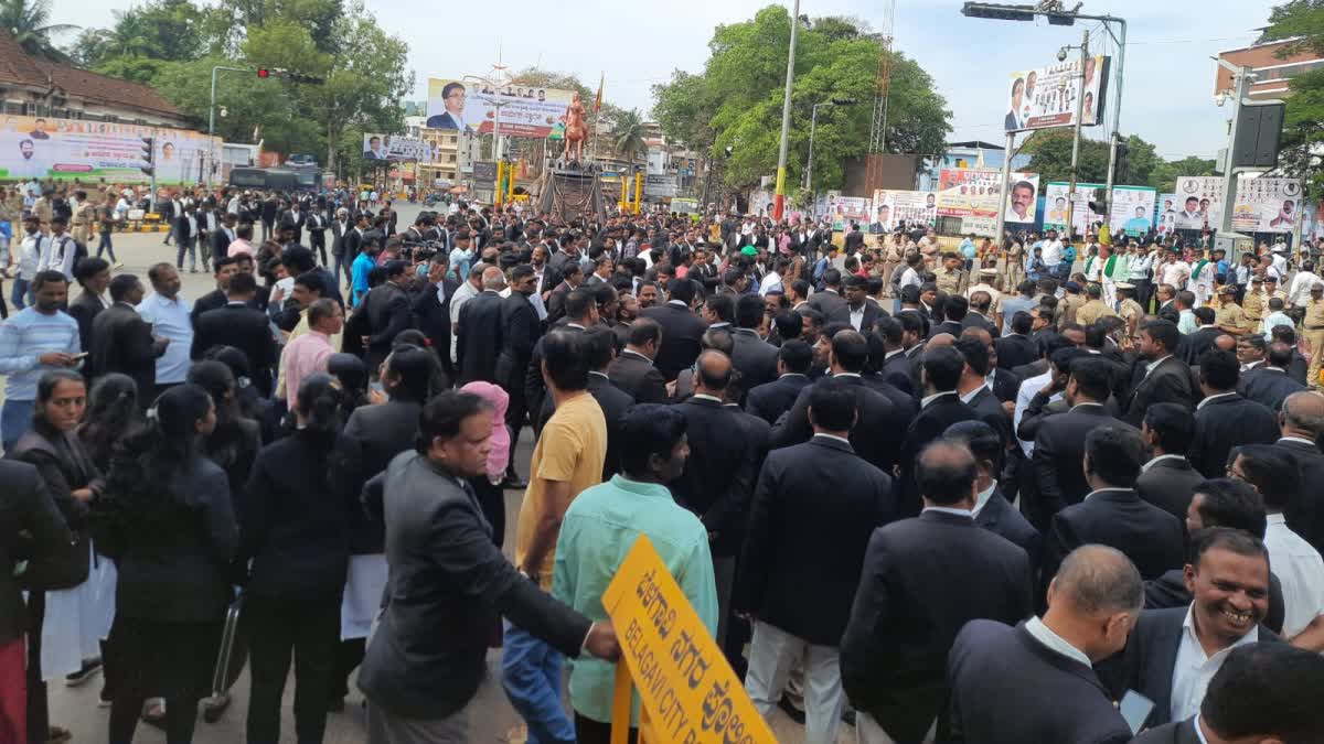 ಪೊಲೀಸರ ಮಾರಣಾಂತಿಕ ಹಲ್ಲೆ ಖಂಡಿಸಿ ವಕೀಲರ ಪ್ರತಿಭಟನೆ