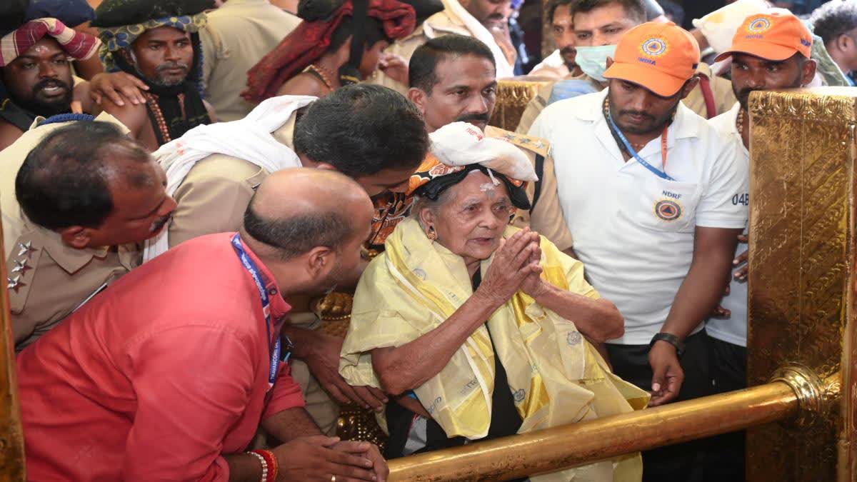 pta sabarimala  Parukuttyamma Went To Sabarimala  Hundred Year Old Parukuttyamma Went To Sabarimala  Sabarimala  Sabarimala News Updates  Sabarimala latest News  ദര്‍ശന പുണ്യം തേടി പാറുക്കുട്ടിയമ്മ  പൊന്നുംപടി ശബരിമല  ശബരിമല വാര്‍ത്തകള്‍  പത്തനംതിട്ട വാര്‍ത്തകള്‍  പത്തനംതിട്ട ജില്ല വാര്‍ത്തകള്‍  പത്തനംതിട്ട പുതിയ വാര്‍ത്തകള്‍  kerala news updates  latest news in kerala