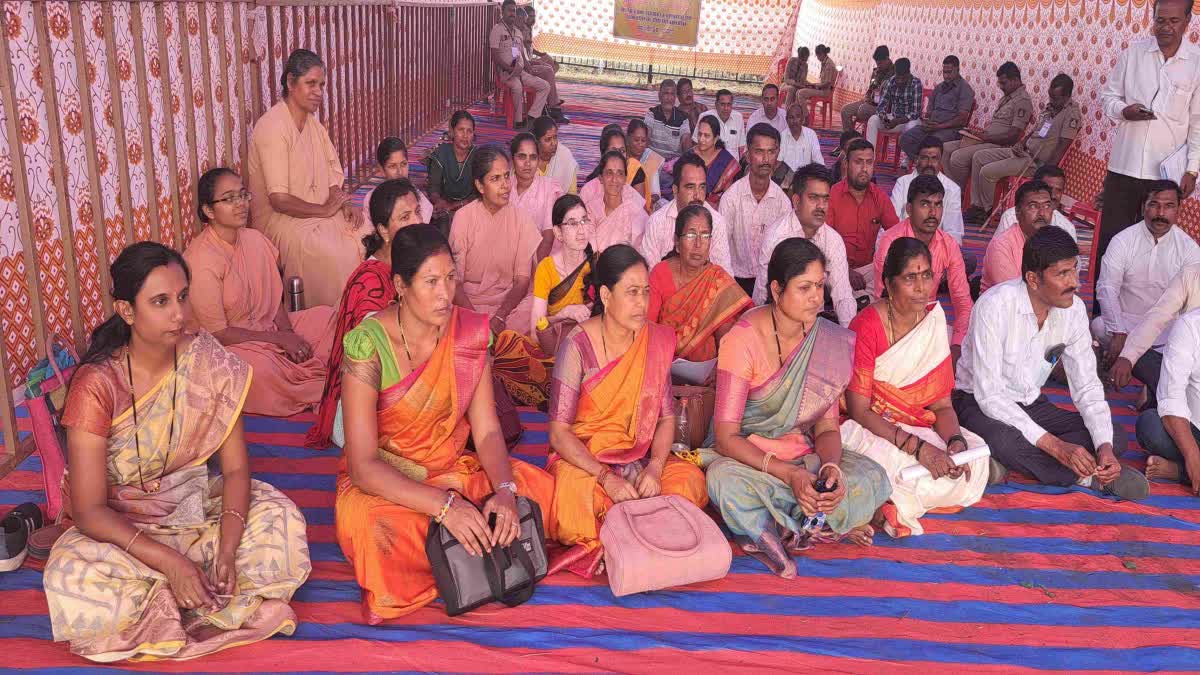 teachers-protest-infront-of-suvarnasoudha