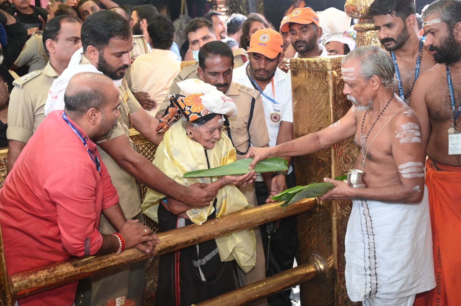 pta sabarimala  Parukuttyamma Went To Sabarimala  Hundred Year Old Parukuttyamma Went To Sabarimala  Sabarimala  Sabarimala News Updates  Sabarimala latest News  ദര്‍ശന പുണ്യം തേടി പാറുക്കുട്ടിയമ്മ  പൊന്നുംപടി ശബരിമല  ശബരിമല വാര്‍ത്തകള്‍  പത്തനംതിട്ട വാര്‍ത്തകള്‍  പത്തനംതിട്ട ജില്ല വാര്‍ത്തകള്‍  പത്തനംതിട്ട പുതിയ വാര്‍ത്തകള്‍  kerala news updates  latest news in kerala