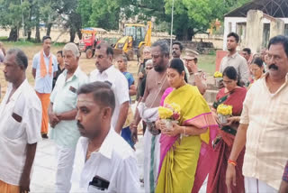 cm mk stalin wife durga stalin worship in mayiladuthurai temple