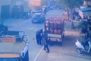 Thieves stole a bag full of money in Amritsar, the incident was caught on CCTV