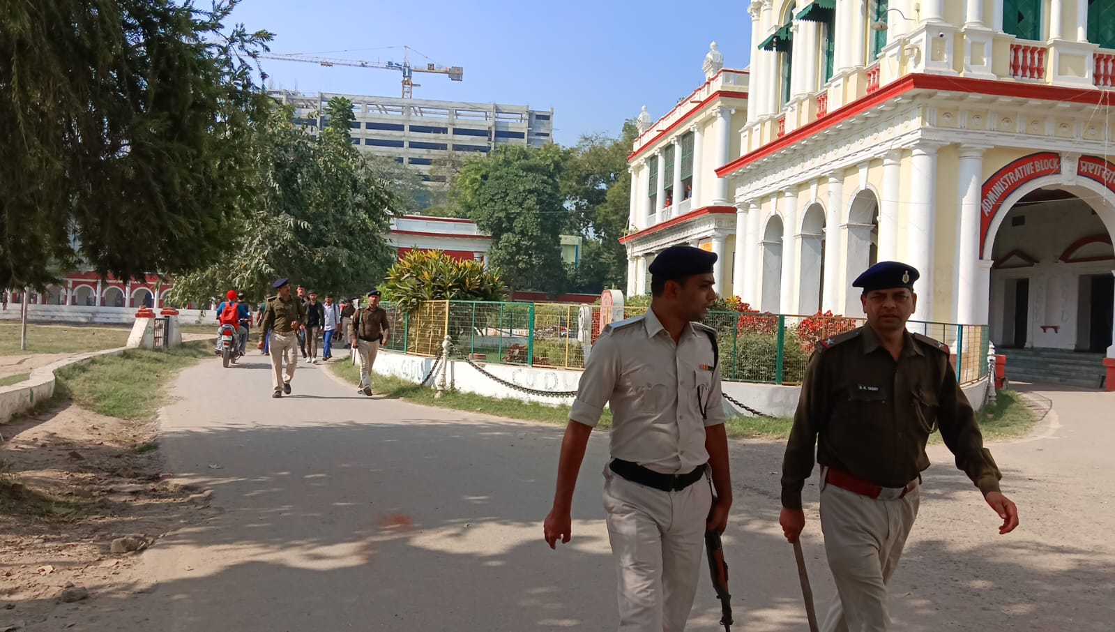 पटना विश्वविद्यालय में बमबाजी के बाद पहुंची पुलिस