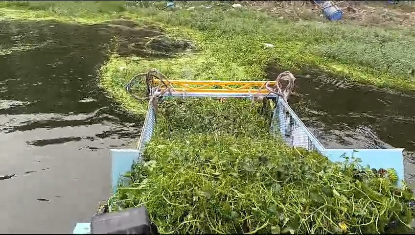 पटना में तालाबों की सफाई करती ट्रैश स्किमर मशीन