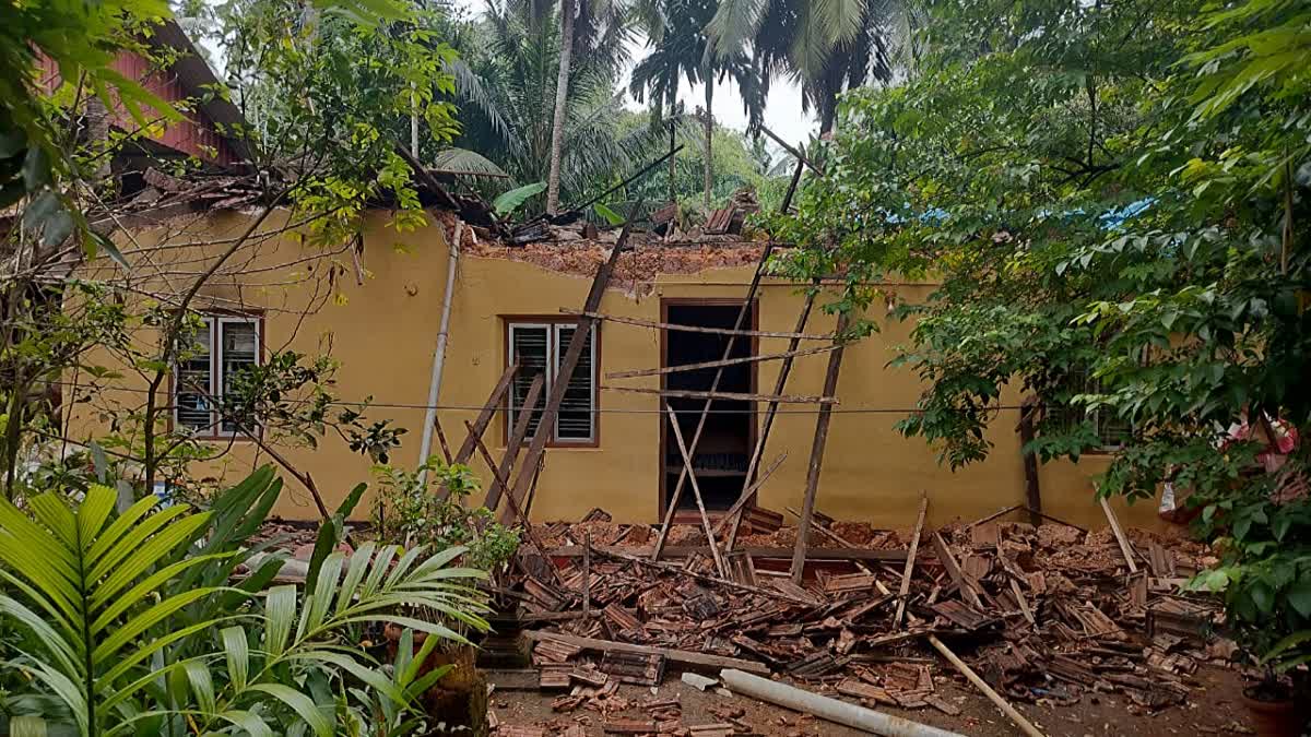 HOUSE COLLAPSED  കാസര്‍കോട് വീട് തകർന്നു  HEAVY RAINFALL IN KASARAGOD  കാസർകോട് മഴ