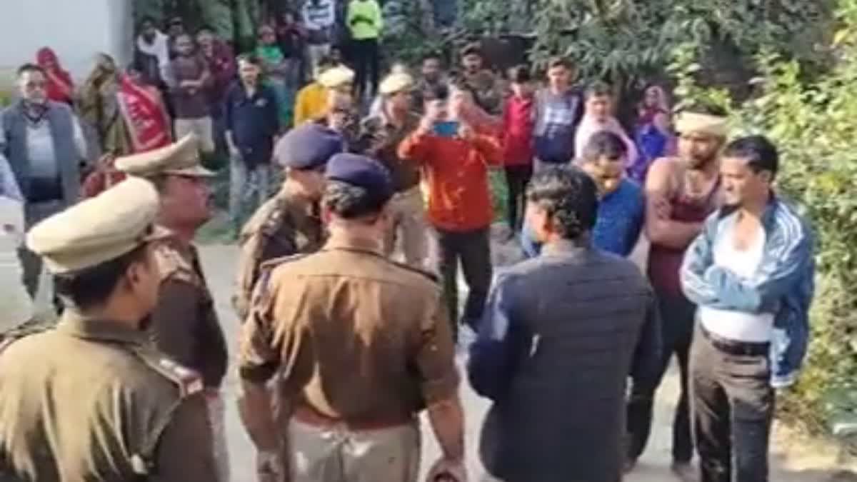 जांच करते पुलिस के अधिकारी