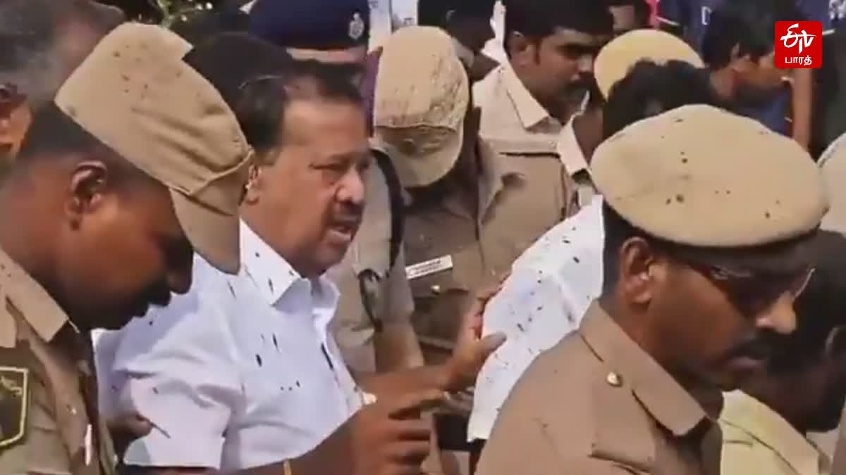 அமைச்சர் பொன்முடி மீது மக்கள் சேறு வீசிய காட்சி