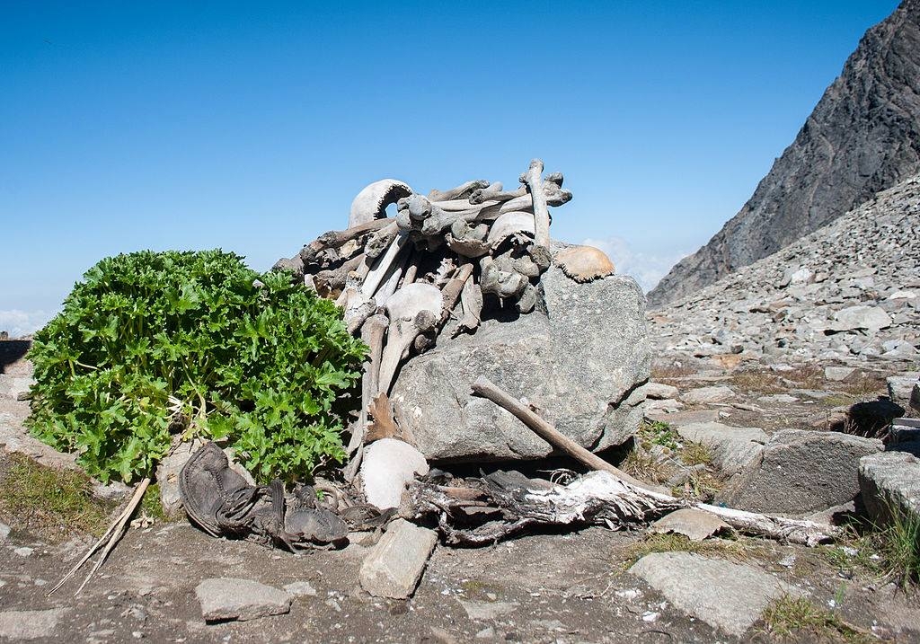 MYSTERIOUS PLACES IN INDIA  ROOPKUND LAKE MYSTERY  HOUNDED PLACES IN INDIA  TRUCKING SPOTS IN HIMALAYA