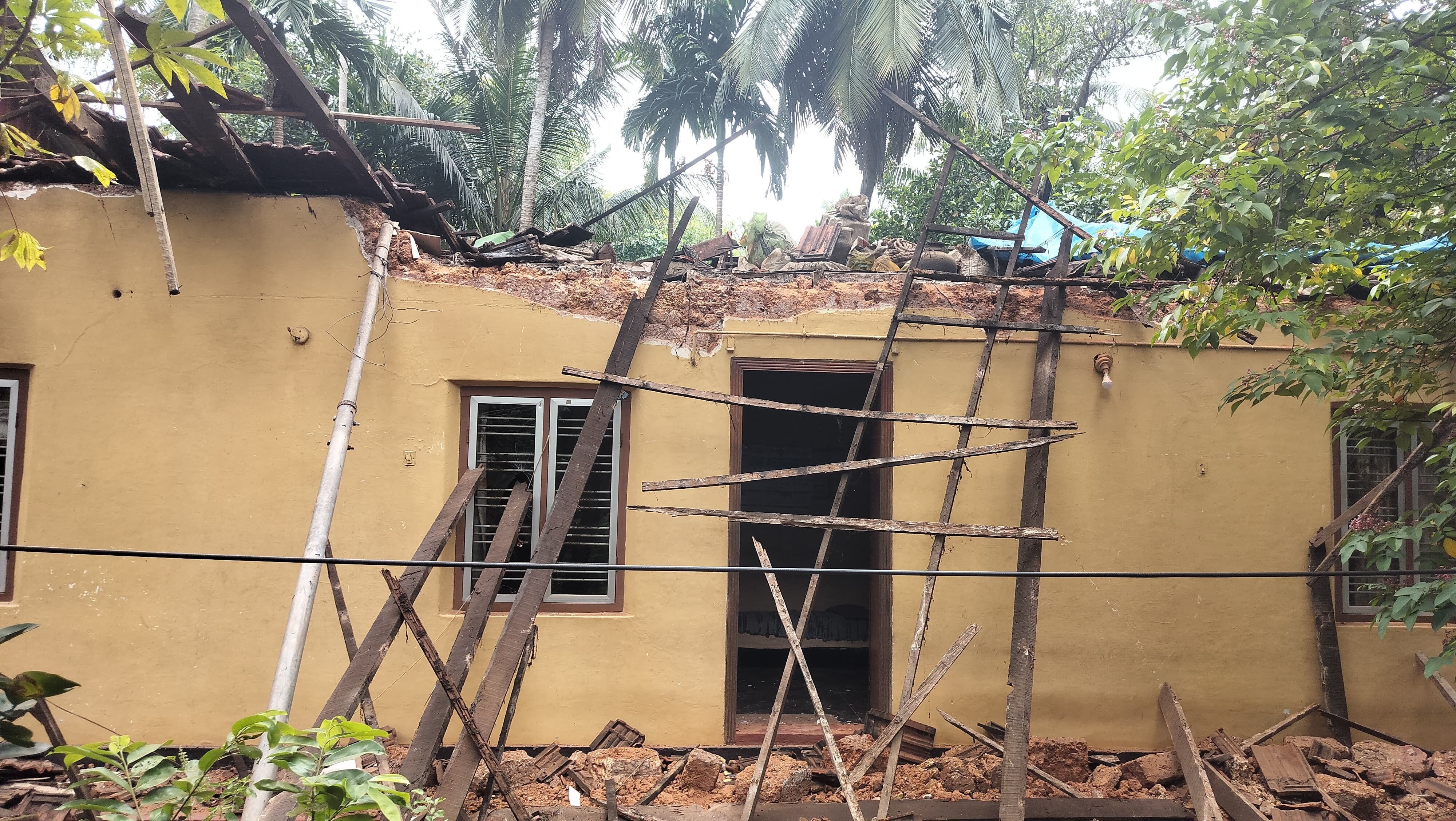 HOUSE COLLAPSED  കാസര്‍കോട് വീട് തകർന്നു  HEAVY RAINFALL IN KASARAGOD  കാസർകോട് മഴ