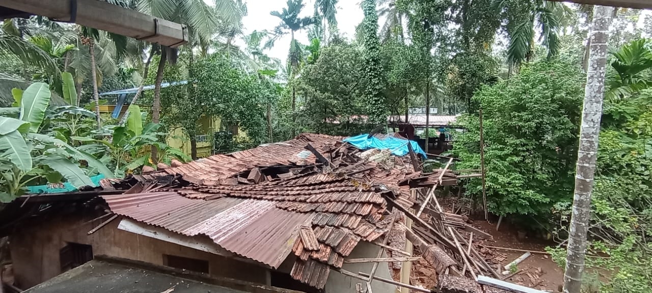 HOUSE COLLAPSED  കാസര്‍കോട് വീട് തകർന്നു  HEAVY RAINFALL IN KASARAGOD  കാസർകോട് മഴ