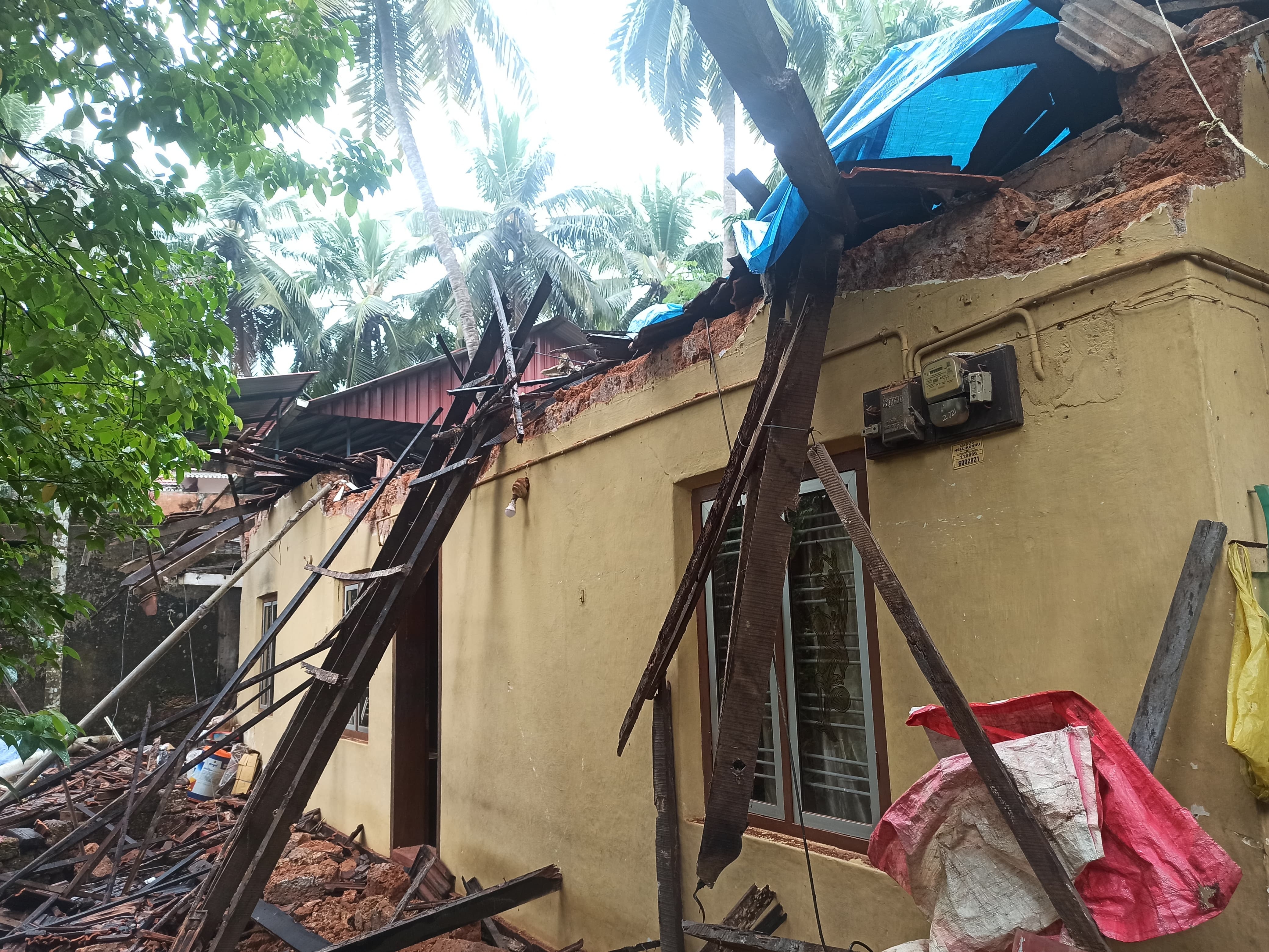 HOUSE COLLAPSED  കാസര്‍കോട് വീട് തകർന്നു  HEAVY RAINFALL IN KASARAGOD  കാസർകോട് മഴ