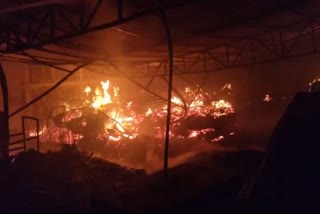 fire-broke-out-in-warehouse-of-plywood-and-electrical-goods-in-giridih