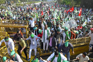 Noida farmers demand plot allocation and fair land laws. Arrests spark a Mahapanchayat led by BKU's Rakesh Tikait at Yamuna Expressway.