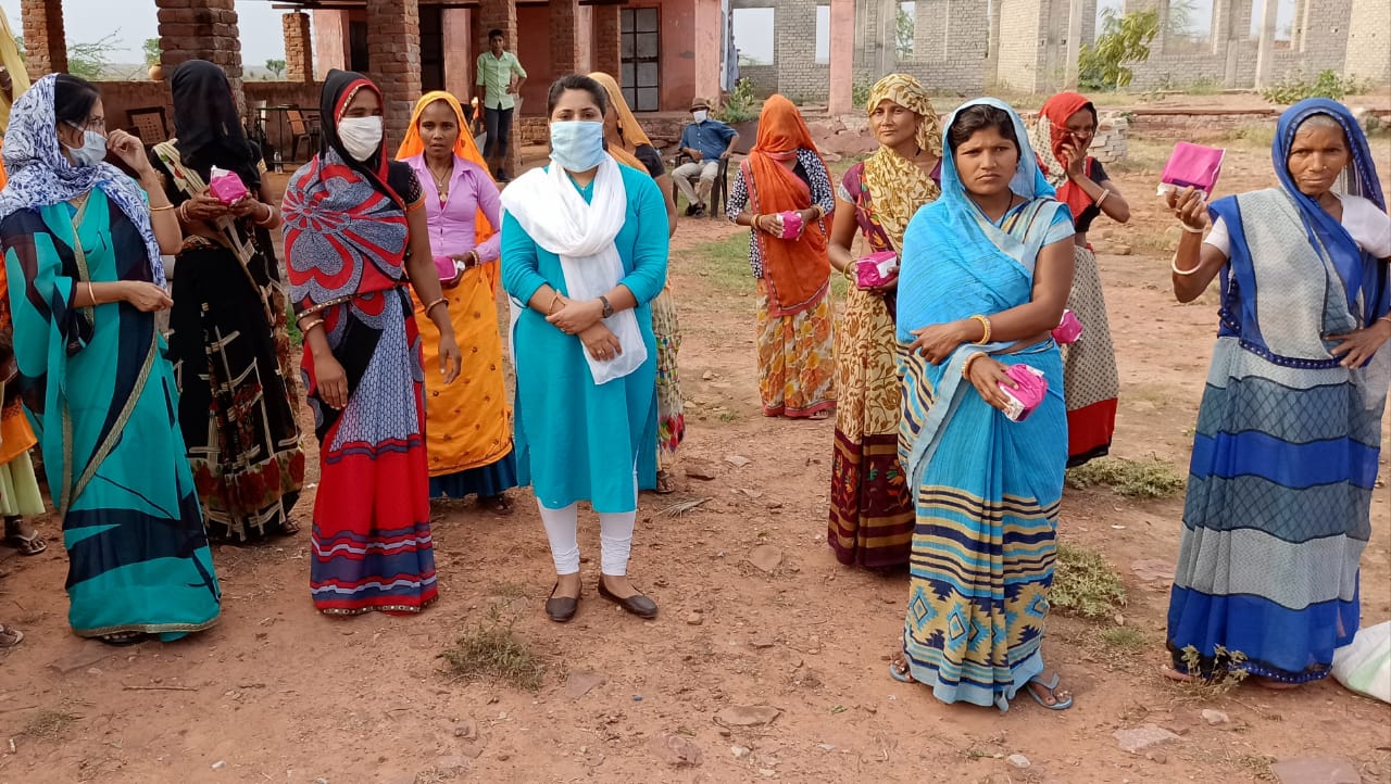 विकास अधिकारी ने बांटे सैनिटरी पैड, करौली में सैनिटरी पैड वितरण, Sanitary pad distribution in karauli, Development officer distributed sanitary pads