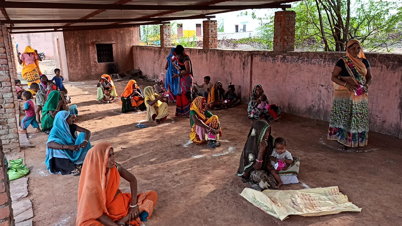 विकास अधिकारी ने बांटे सैनिटरी पैड, करौली में सैनिटरी पैड वितरण, Sanitary pad distribution in karauli, Development officer distributed sanitary pads