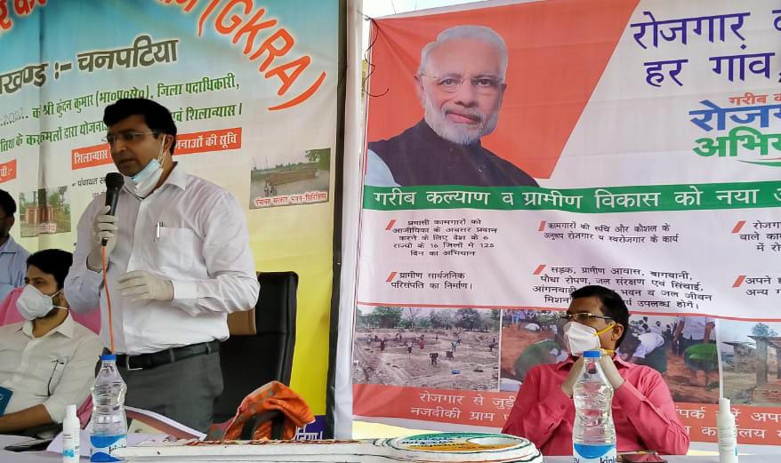 DM inaugurates several schemes in Bettiah