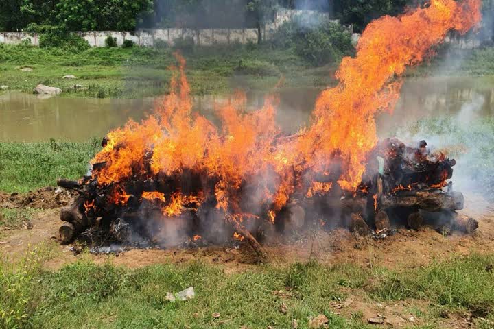 लावारिश शवों को किया गया अंतिम संस्कार, last rites of unclaimed deadbodies