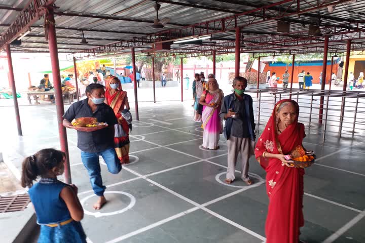 devotees reach temple by applying mask